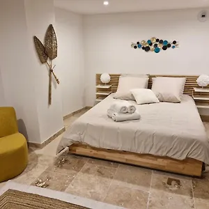 https://les-carmes-le-charme-de-la-pierre-en-intras-muros.fr-provencehotel.com